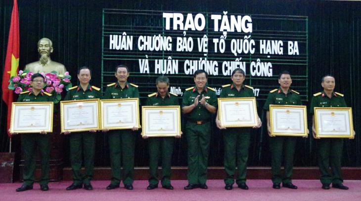 Sư đoàn 5: Trao tặng Huân chương Bảo vệ Tổ quốc và Huân chương Chiến công 